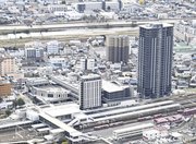 ＪＲ多治見駅沿いに完成した（右から）ミッドライズタワー多治見、多治見駅南立体駐車場、プラティ多治見。区域内には別にホテルも完成した