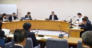 　三重県が全国初となる罰則付きカスハラ防止条例の制定に向け、基本方針案を示した県議会の委員会＝１４日午前