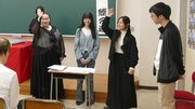 手話で小噺を発表するＴＧＵ手話サークルのメンバー＝同