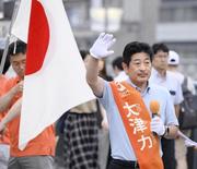 　街頭演説で支持を訴える参政党の大津力氏＝２０２５年７月７日、埼玉県川口市