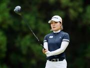 　第２日、２番でティーショットに臨む高橋彩華。通算１０アンダーで首位＝熊本空港ＣＣ