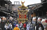 開幕した春の高山祭で、雨間をついて古い町並みを進む祭り屋台＝１４日午後２時４１分、岐阜県高山市内