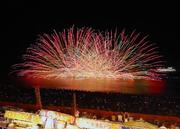 　三重県熊野市の七里御浜で開かれた「熊野大花火大会」＝１７日夜