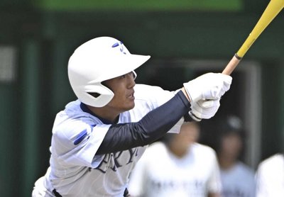 帝京大可児×大垣日大＝９回裏帝京大可児２死一、二塁、サヨナラの中適時打を放つ細江＝長良川