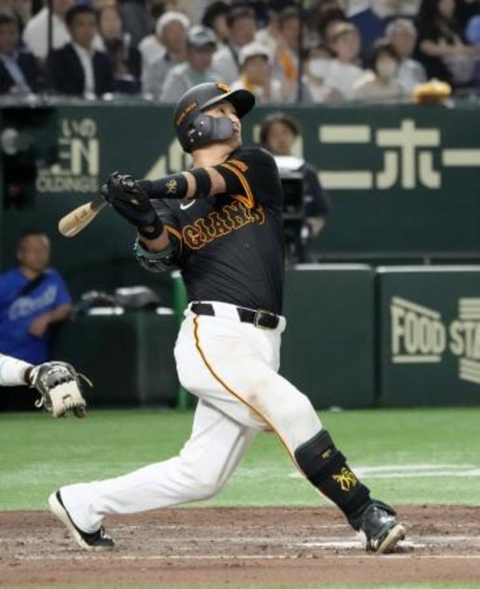 　８回巨人２死一、二塁、吉川が右越えに逆転３ランを放つ＝東京ドーム