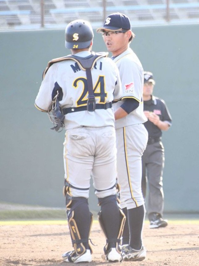 王子×西濃運輸＝４回、２死満塁のピンチにマウンドで話す山下（右）と森の西濃運輸バッテリー＝岡崎市民