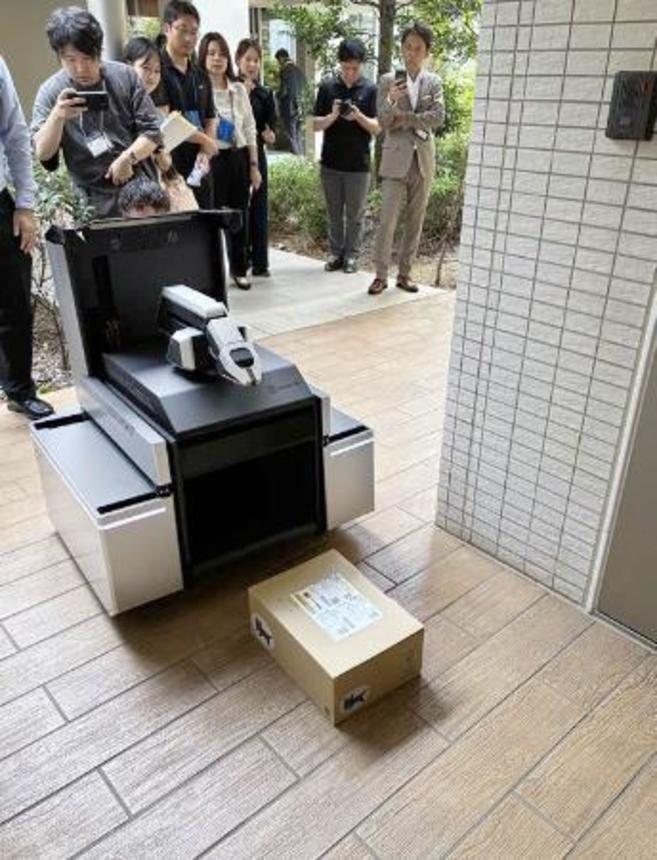 　置き配で宅配便を届けるロボット＝２２日午後、千葉県浦安市