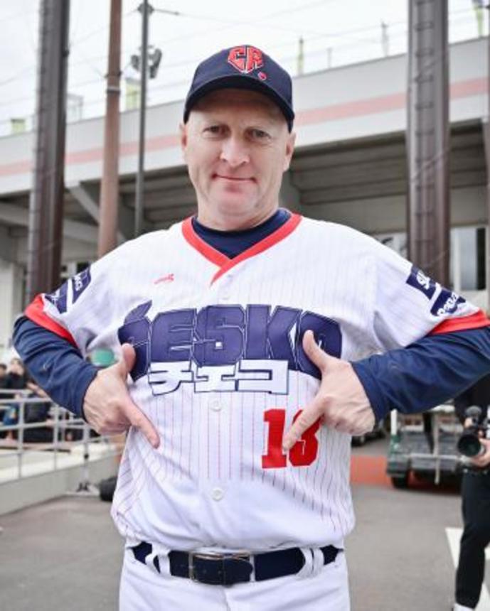 　ロッテとの練習試合を終え、撮影に応じるＷＢＣチェコ代表のハジム監督。ユニホームにはカタカナで国名が入っている＝都城