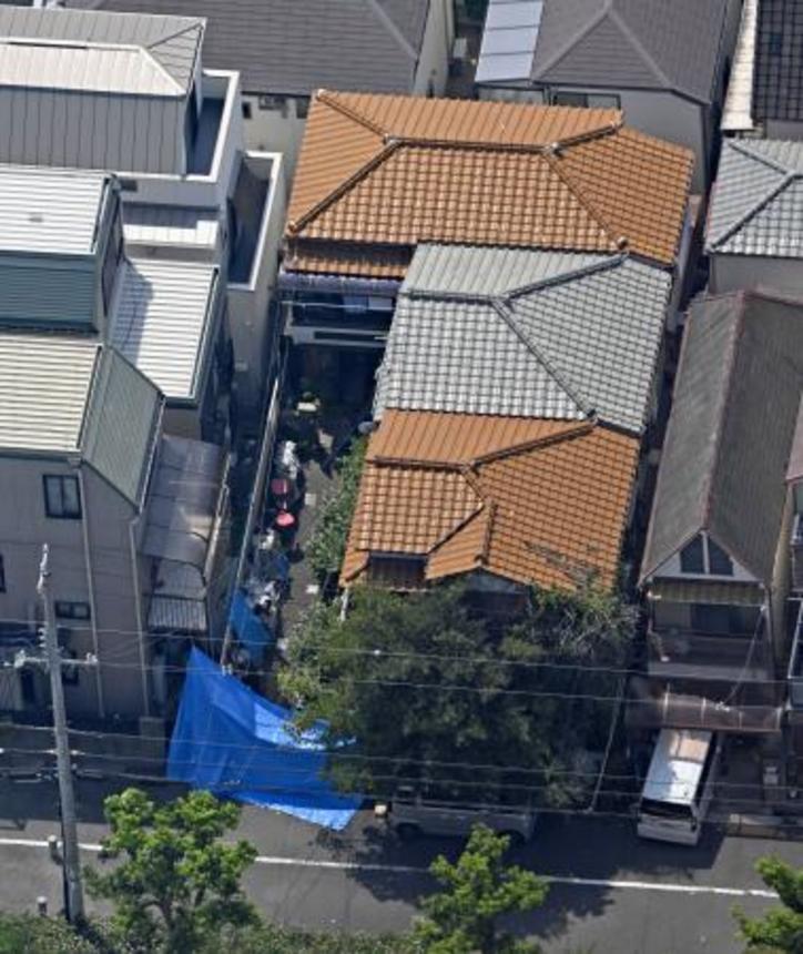　「包丁で切られた」と通報があった兵庫県西宮市の住宅＝２６日午後０時１４分（共同通信社ヘリから）