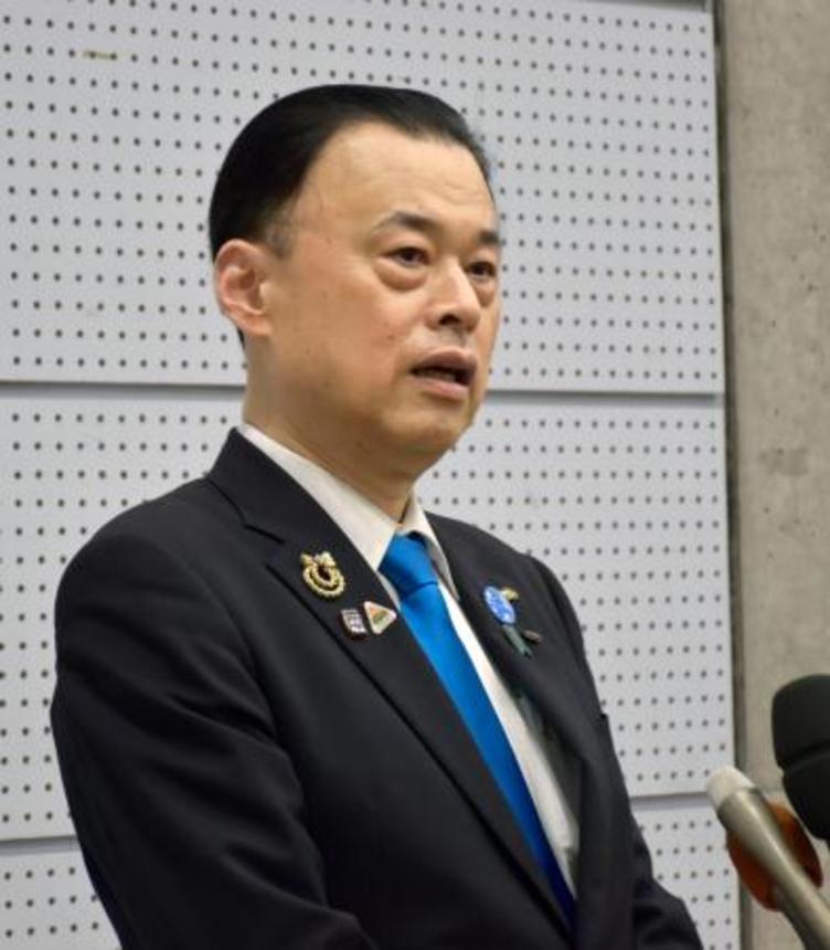 　公務に復帰し、取材に応じる島根県の丸山達也知事＝２５日午後、松江市
