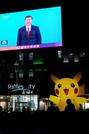 　中国の習近平国家主席が映し出された北京市内の大型画面（上）と「ポケットモンスター」のピカチュウのバルーン＝２０２５年１１月（共同）