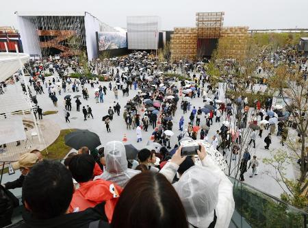 　多くの人が訪れる大阪・関西万博の会場＝４月、大阪市此花区の夢洲