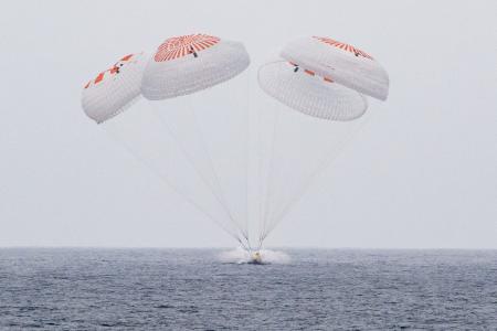 　米カリフォルニア州沖の海面に着水した、大西卓哉飛行士ら搭乗の宇宙船クルードラゴン＝９日（ＮＡＳＡ提供・共同）