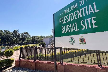 　ザンビアの首都ルサカにある歴代大統領の墓地。左奥はルング前大統領のために整備された墓＝６日（共同）
