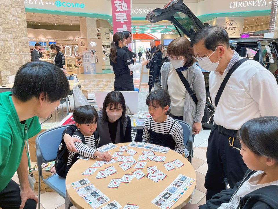 カードゲームで防災を学ぶ子どもたち＝本巣市三橋、モレラ岐阜