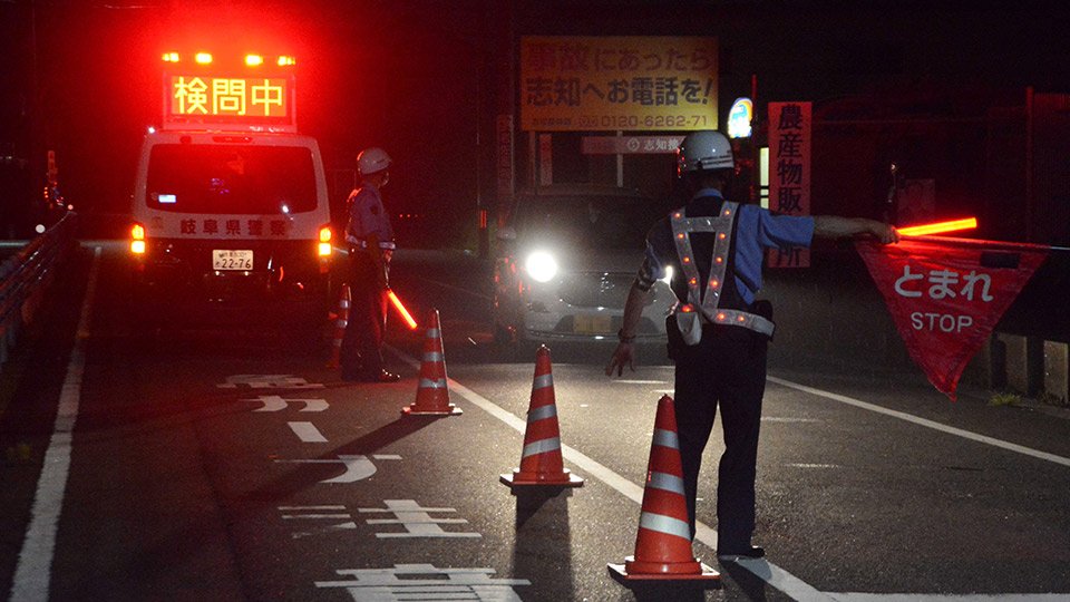 飲酒運転を取り締まろうと県警が県内全警察署管内で一斉に実施した検問＝１５日、羽島市正木町坂丸