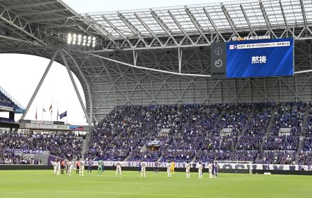 　「原爆の日」を迎え、試合前に黙とうするＪ１広島と清水の選手ら＝６日、エディオンピースウイング広島