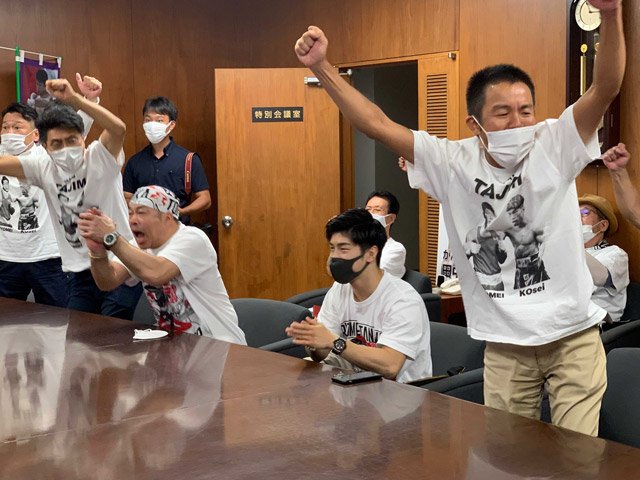 田中亮明の勝利を喜ぶ父の斉さん（右から３人目）と恒成選手（同２人目）、藤垣伊織後援会長（右）＝３日午前、多治見市役所（畑中ボクシングジム提供）