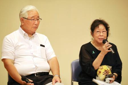 　市民集会で対談する石川一雄さんの妻早智子さん（右）と阪原弘さんの長男弘次さん＝１２日午後、埼玉県狭山市