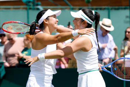 　女子ダブルス１回戦を突破し、抱き合う穂積絵莉（右）、アルディラ・スーチャディ組＝ウィンブルドン（共同）
