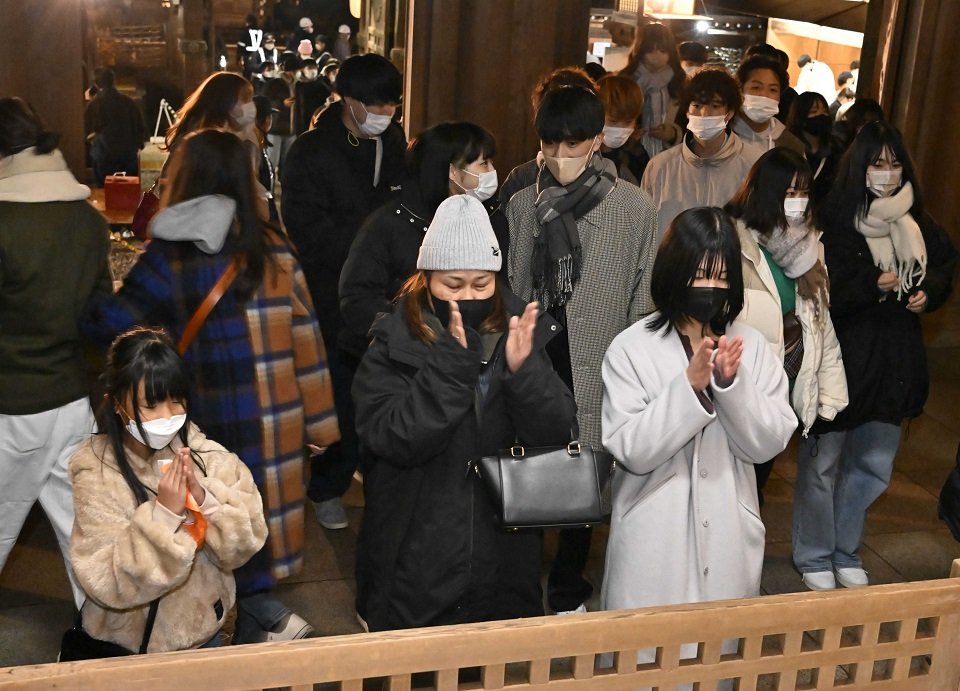 年越し参りで手を合わせる参拝客ら＝１日午前０時５分、岐阜市伊奈波通、伊奈波神社
