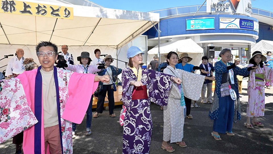 踊りの輪を広げる浴衣姿の参加者＝関市下有知、長良川サービスエリア