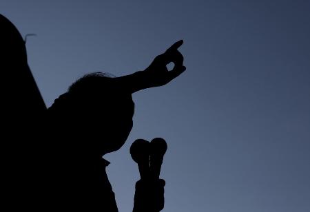 　街頭で支持を訴える参院選の候補者
