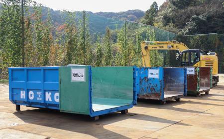 　大分市佐賀関の「秋ノ江ふれあい広場」に設置された災害廃棄物の１次集積所＝３日午前