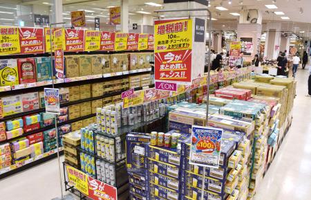 　イオン店舗の発泡酒や酎ハイの特設売り場＝１６日午前、東京都品川区