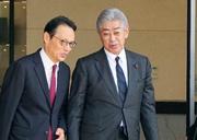 　北京首都国際空港に到着した日本国際貿易促進協会会長の岩屋前外相（右）＝２７日（共同）