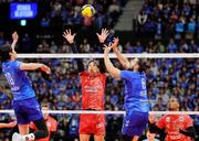 　大阪Ｂ―サントリー　第２セット　トスを上げる大阪Ｂ・ブリザール（右から２人目）＝ジーライオンアリーナ神戸