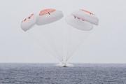 　米カリフォルニア州沖の海面に着水した、大西卓哉飛行士ら搭乗の宇宙船クルードラゴン＝９日（ＮＡＳＡ提供・共同）