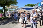踊りの輪を広げる浴衣姿の参加者ら＝関市下有知、長良川サービスエリア