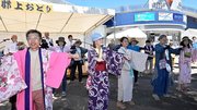 踊りの輪を広げる浴衣姿の参加者＝関市下有知、長良川サービスエリア