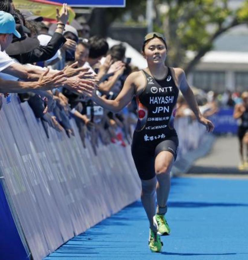 　女子　ランでゴールに向かう２２位の林愛望＝横浜市山下公園周辺特設コース