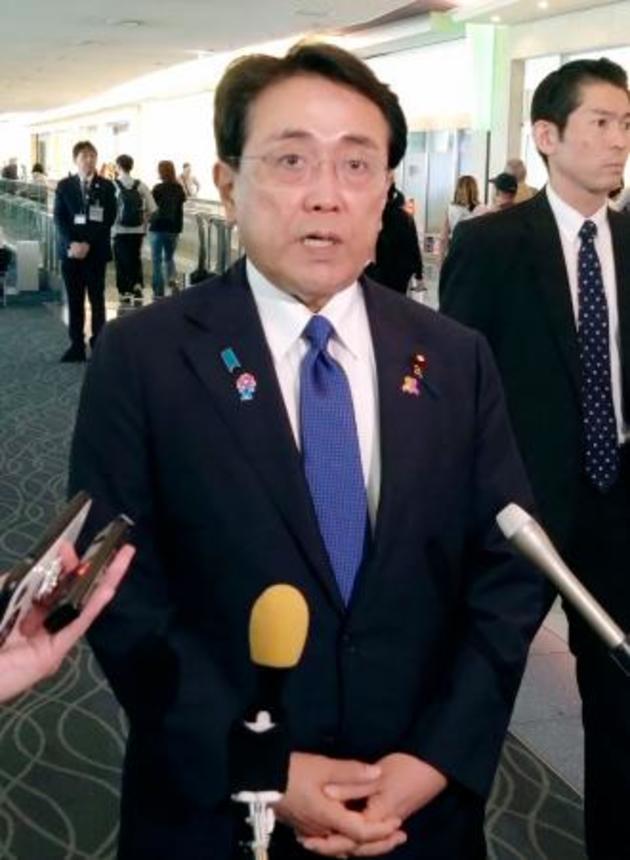 　出国前に羽田空港で記者団の取材に応じる赤沢経済再生相＝２６日午前