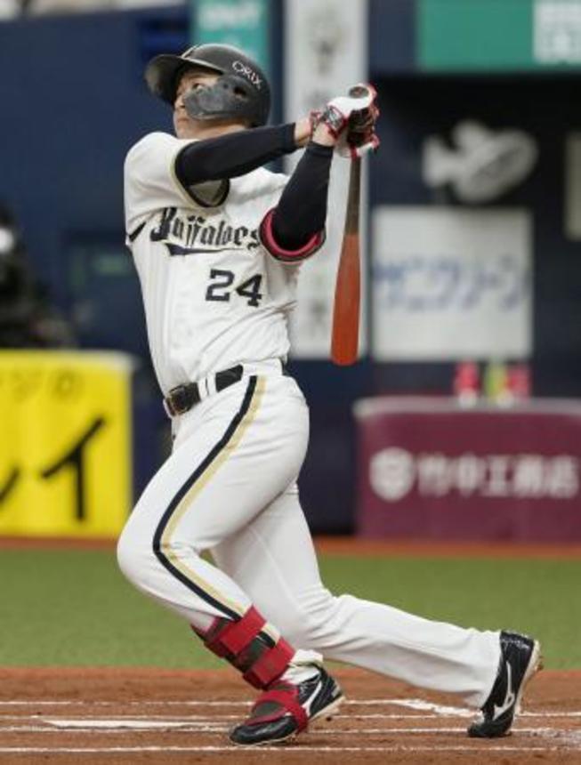 　１回オリックス１死二塁、紅林が左越えに先制２ランを放つ＝京セラドーム