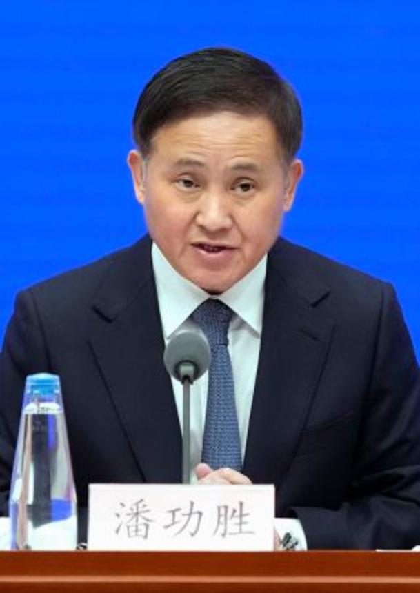 　記者会見する中国人民銀行の潘功勝総裁＝７日、北京（共同）