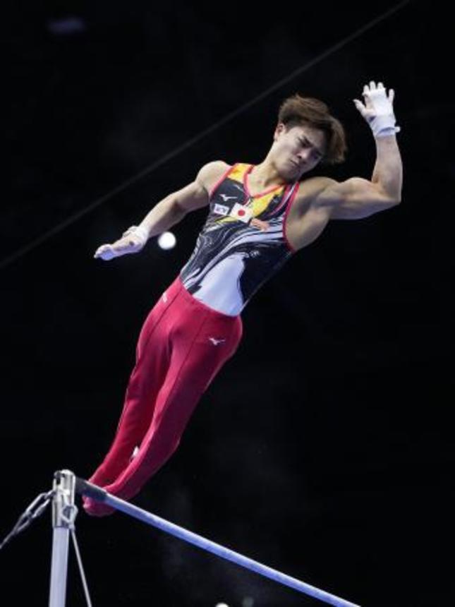 　男子種目別鉄棒決勝　演技する岡慎之助＝ロッテルダム（共同）