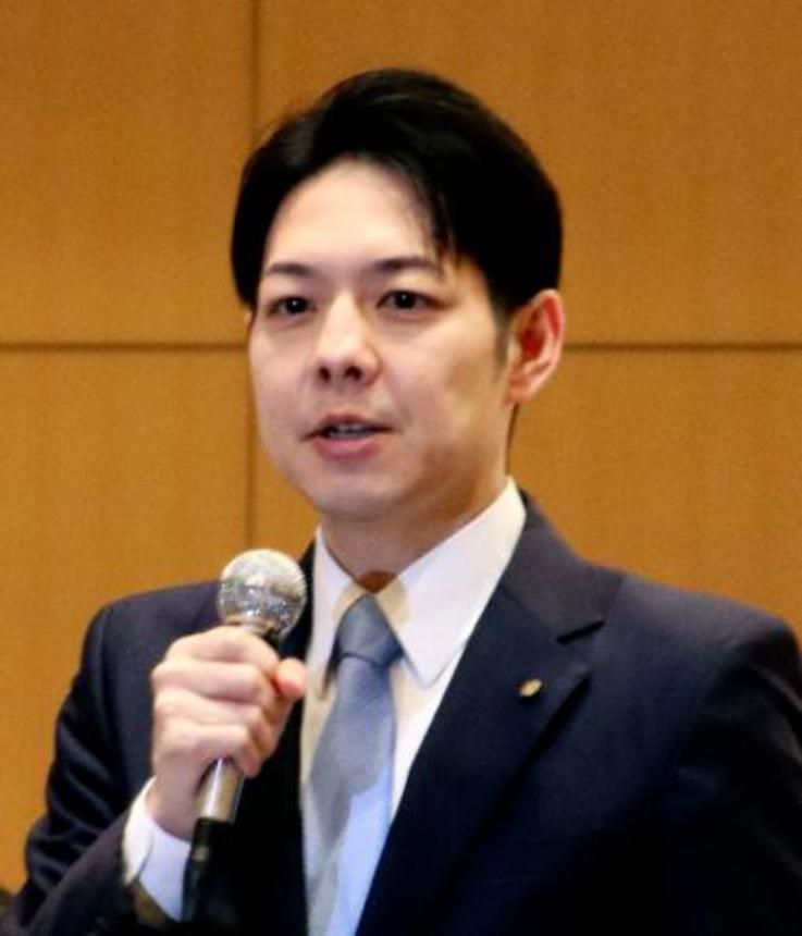 　北海道副首都推進会議であいさつする鈴木直道知事＝１５日午前、札幌市