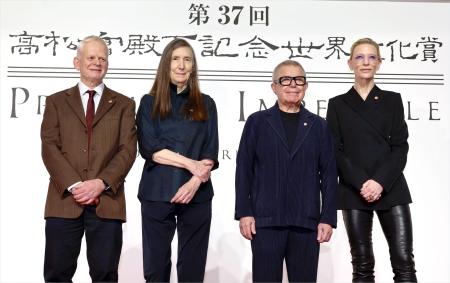 　第３７回高松宮殿下記念世界文化賞に決まった（左から）彫刻部門のアンディ・ゴールズワージーさん、絵画部門のジェニー・ホルツァーさん、建築部門のダニエル・リベスキンドさん、演劇・映像部門のケイト・ブランシェットさん＝２７日午後、東京都港区