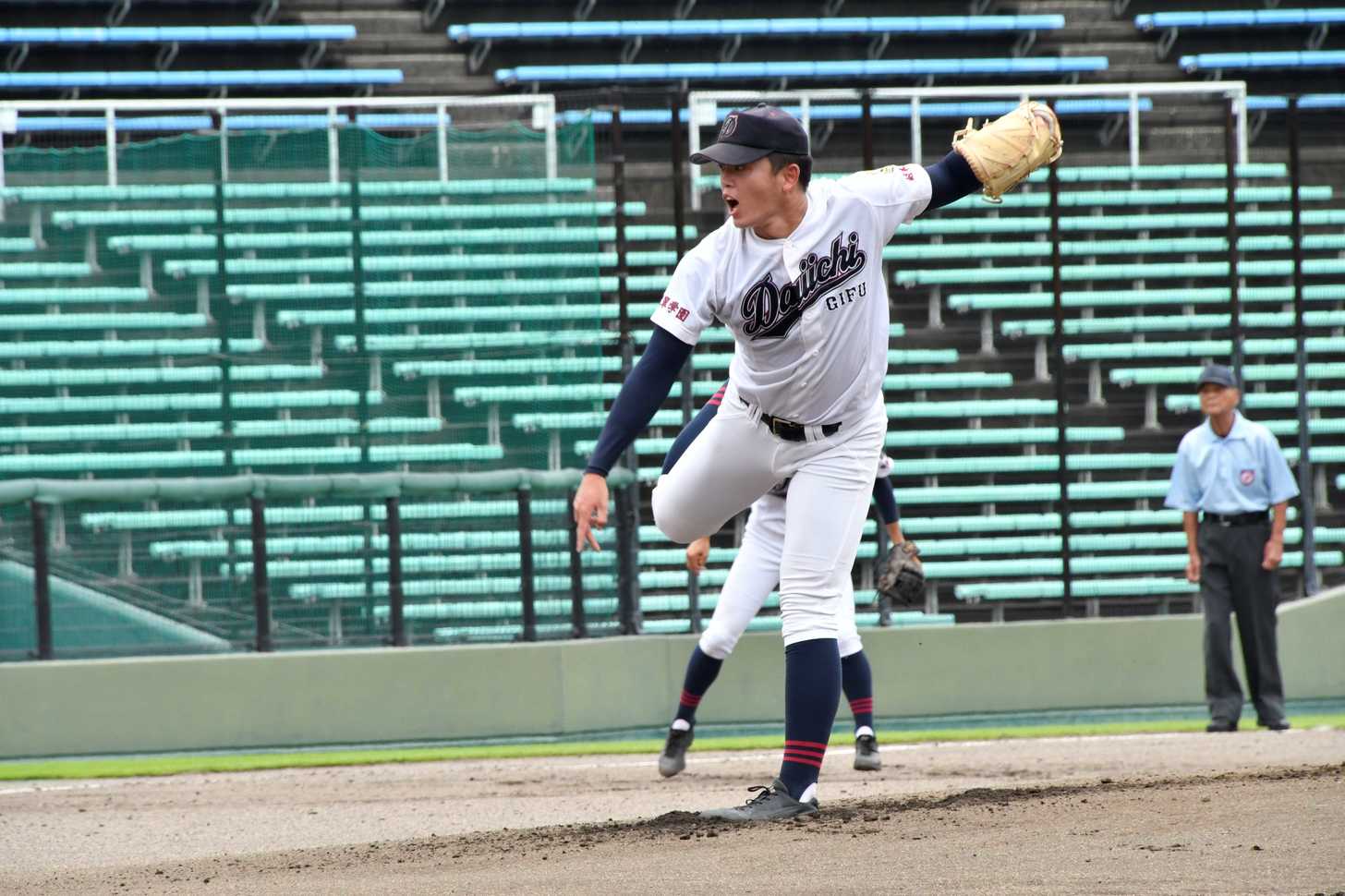 岐阜第一×岐阜各務野＝力投する岐阜第一の先発古川＝長良川