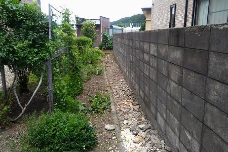 　ヒグマが男性を引きずりながら抜けて行った民家の通路＝１２日午前、北海道福島町