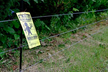 　山本光雄さん宅に設置された、クマの侵入を防ぐ電気柵＝７月、岩手県雫石町