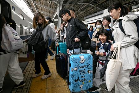 　ゴールデンウイーク最終日、利用者で混雑するＪＲ新大阪駅の新幹線ホーム＝６日午前