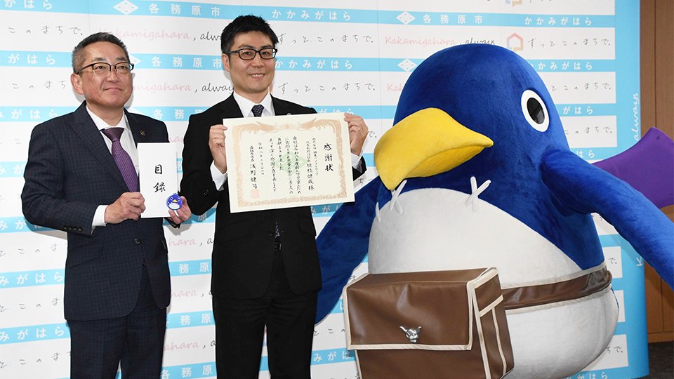 浅野市長に目録を手渡した猿橋健蔵社長（右）＝各務原市役所