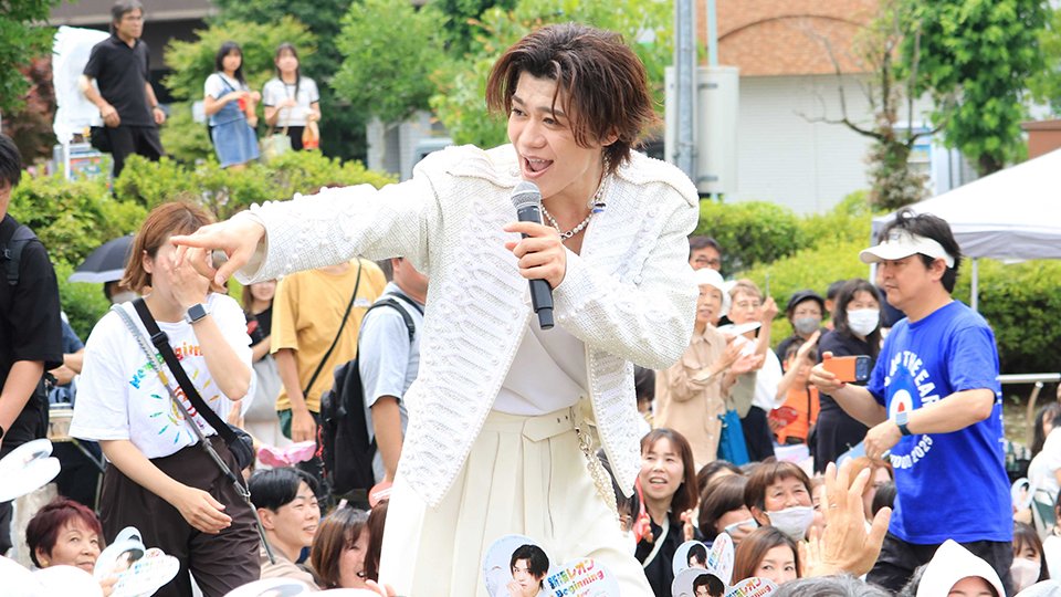 中津川七夕まつりを盛り上げた新浜レオンさん＝中津川市えびす町、ふるさとにぎわい広場
