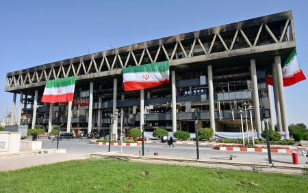 　イスラエル軍の攻撃を受けたイラン国営テレビ本部＝２９日、テヘラン（共同）