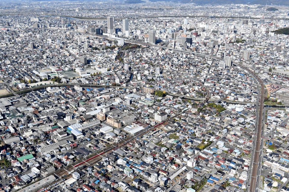 茶所検車区（左下）や茶所駅（中央やや右）を含む名鉄名古屋本線の高架化事業の対象区間。渋滞の緩和が期待される＝２０１９年１１月、岐阜市内