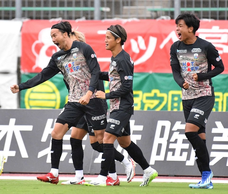 ＦＣ岐阜×沼津＝前半２分、先制ゴールを決めてガッツポーズを見せるＦＣ岐阜のＦＷ山内（左）＝長良川競技場
